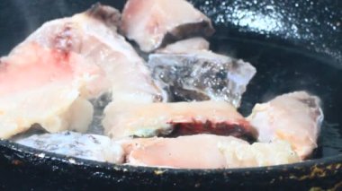 Zencefille marine edilmiş kızarmış balık.