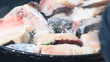 Zencefille marine edilmiş kızarmış balık.