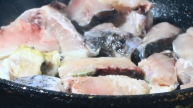 Zencefille marine edilmiş kızarmış balık.