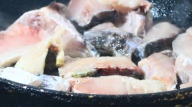 Zencefille marine edilmiş kızarmış balık.