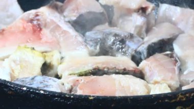 Zencefille marine edilmiş kızarmış balık.