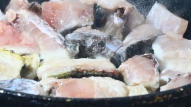 Zencefille marine edilmiş kızarmış balık.