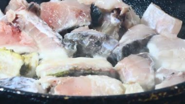 Zencefille marine edilmiş kızarmış balık.