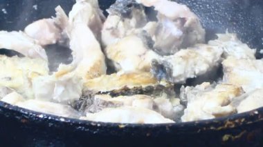 Zencefille marine edilmiş kızarmış balık.