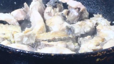 Zencefille marine edilmiş kızarmış balık.