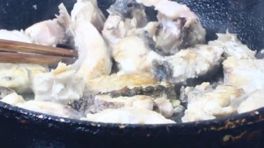 Zencefille marine edilmiş kızarmış balık.