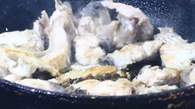 Zencefille marine edilmiş kızarmış balık.