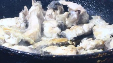 Zencefille marine edilmiş kızarmış balık.