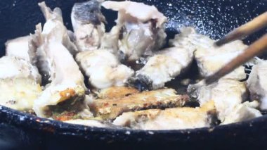 Zencefille marine edilmiş kızarmış balık.