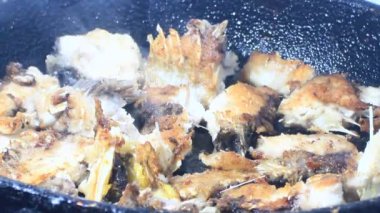 Zencefille marine edilmiş kızarmış balık.