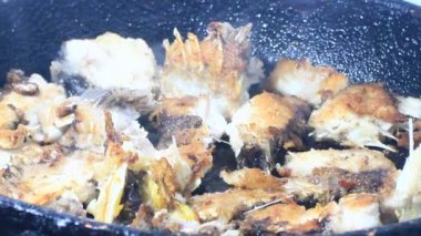 Zencefille marine edilmiş kızarmış balık.