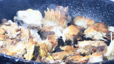 Zencefille marine edilmiş kızarmış balık.