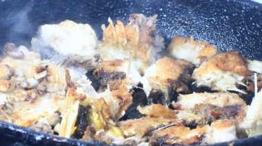 Zencefille marine edilmiş kızarmış balık.