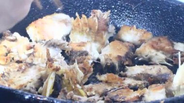 Zencefille marine edilmiş kızarmış balık.