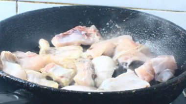 Zencefille marine edilmiş kızarmış balık.