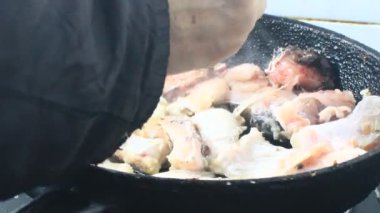 Zencefille marine edilmiş kızarmış balık.