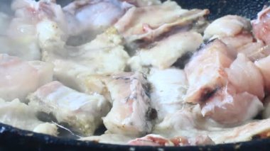 Zencefille marine edilmiş kızarmış balık.