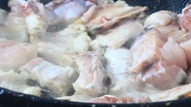 Zencefille marine edilmiş kızarmış balık.