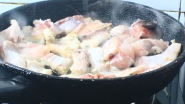 Zencefille marine edilmiş kızarmış balık.