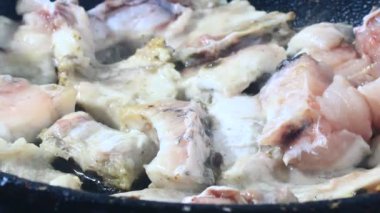 Zencefille marine edilmiş kızarmış balık.