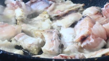 Zencefille marine edilmiş kızarmış balık.