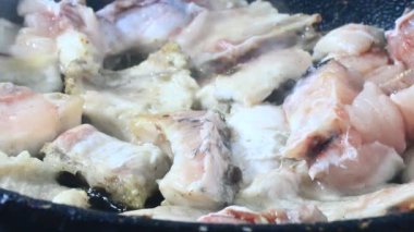 Zencefille marine edilmiş kızarmış balık.