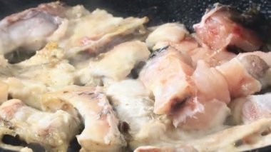 Zencefille marine edilmiş kızarmış balık.