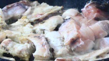 Zencefille marine edilmiş kızarmış balık.