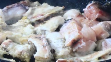 Zencefille marine edilmiş kızarmış balık.