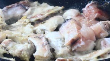 Zencefille marine edilmiş kızarmış balık.