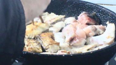 Zencefille marine edilmiş kızarmış balık.