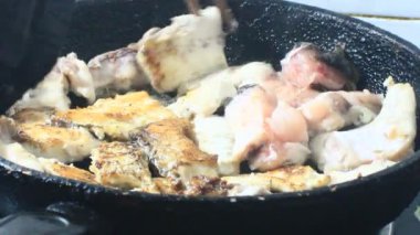 Zencefille marine edilmiş kızarmış balık.