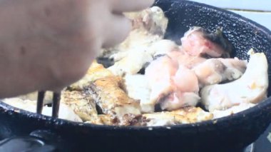 Zencefille marine edilmiş kızarmış balık.