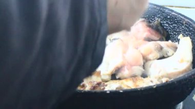 Zencefille marine edilmiş kızarmış balık.