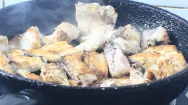 Zencefille marine edilmiş kızarmış balık.