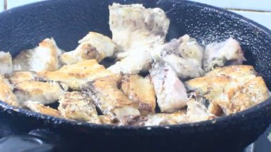 Zencefille marine edilmiş kızarmış balık.