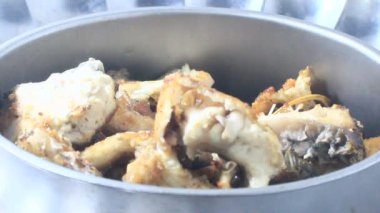 Zencefille marine edilmiş kızarmış balık.