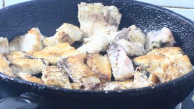 Zencefille marine edilmiş kızarmış balık.