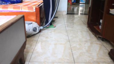 Tatilden önce evi temizliyorum.