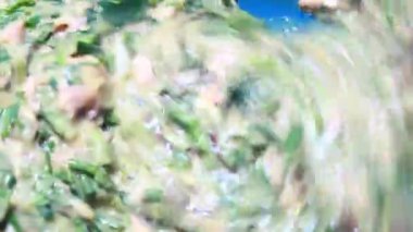 Kıymalı sahanda yumurta yap.