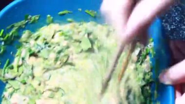 Kıymalı sahanda yumurta yap.