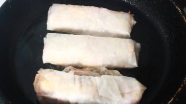 Tavada börek kızart.