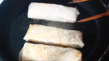 Tavada börek kızart.