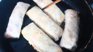 Tavada börek kızart.