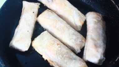 Tavada börek kızart.