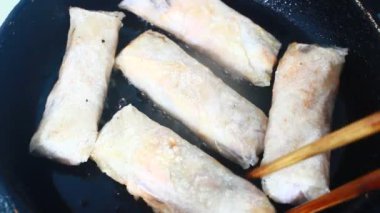 Tavada börek kızart.