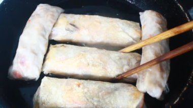 Tavada börek kızart.