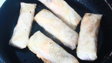 Tavada börek kızart.