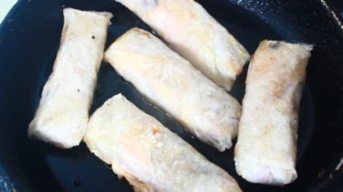 Tavada börek kızart.