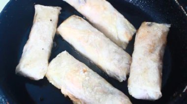 Tavada börek kızart.